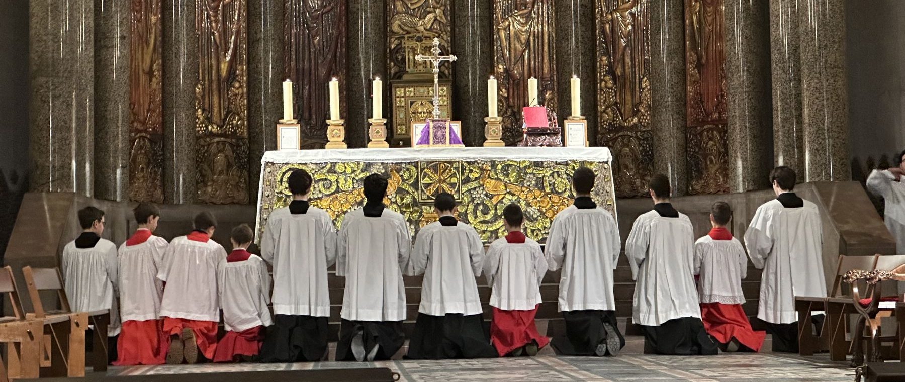 Servants agenouillés devant le maître-autel et le retable de cuivre