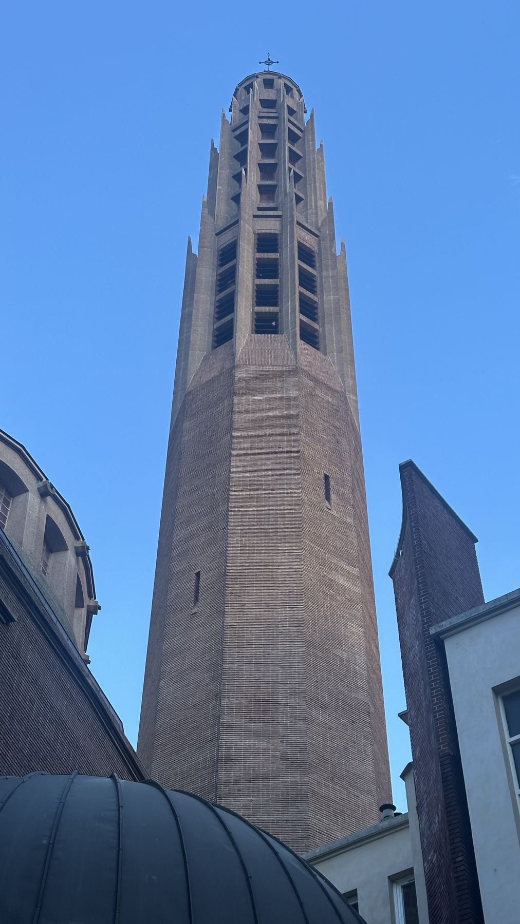 Le clocher de brique de l'église Sainte-Odile
