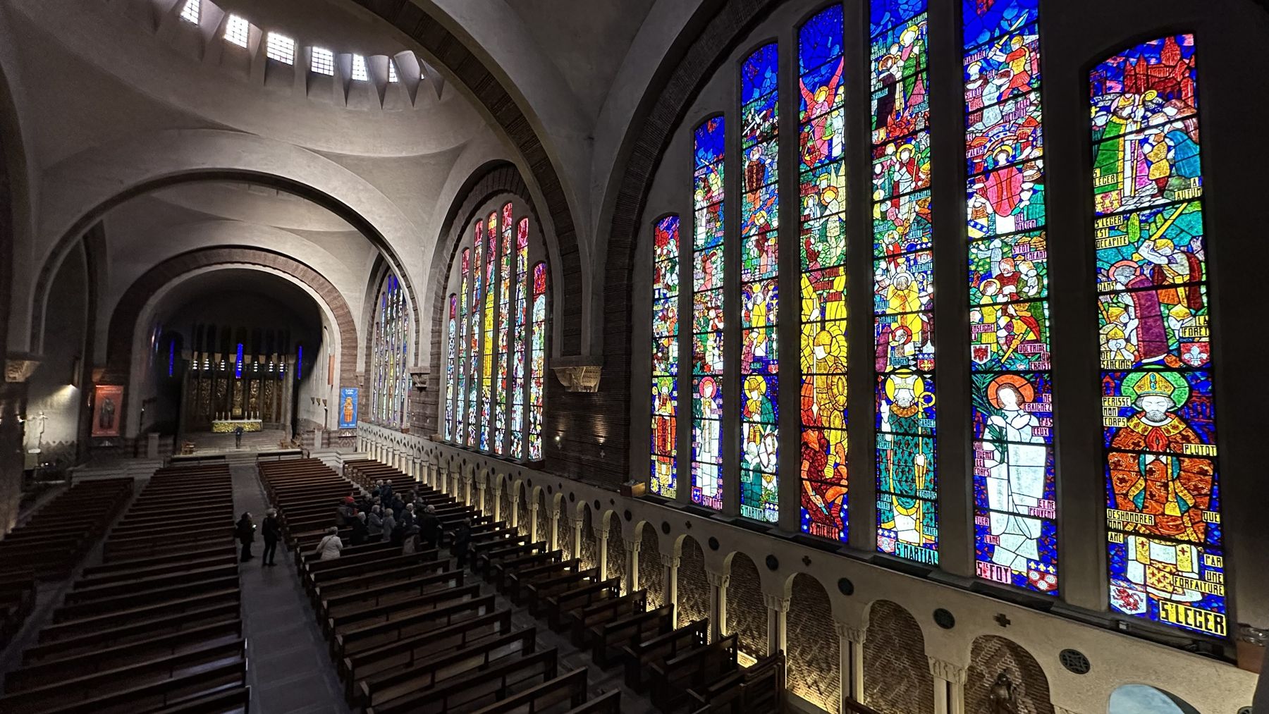 Nef de l'église Sainte-Odile et ses grandes verrières colorées